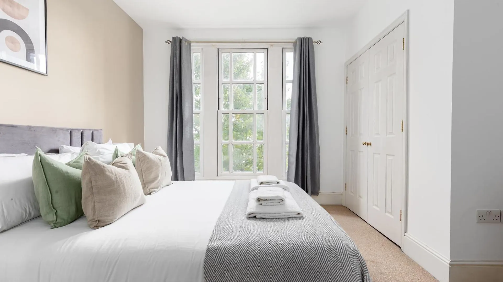 The Hackney Flat - Dnu contacts